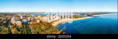 Der zweite Weg führt zum Nine Mile Beach über den Forstrer Beach und die Flussmündung in einem Luftpanorama der Städte Forster Tuncurve, Australien. Stockfoto