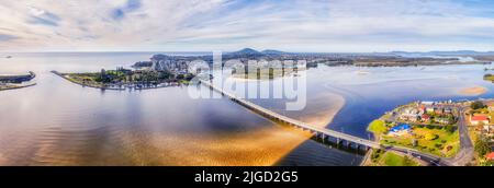 Luftpanorama entlang der Brücke von Tuncrür nach Forster über den Coolongolook River und den Wallis Lake an der Pazifikküste Australiens. Stockfoto