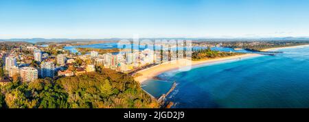 Green Park auf der zweiten Kopf zu Nine Mile Strand über Forstrer Strand und Flussmündung in Luftpanorama von Forster Tuncurve Städte, Australien. Stockfoto