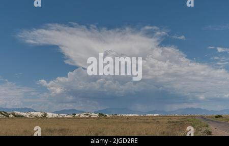 Wunderschöner blick auf die Gipsdüne im White Sands National Park, der während der Monsunsaison im Süden von New Mexico vor dramatischem Himmel liegt Stockfoto