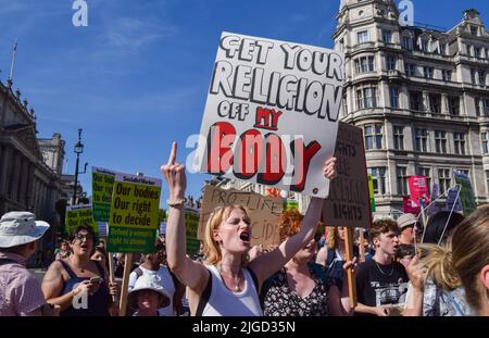 London, England, Großbritannien. 9.. Juli 2022. Demonstranten auf dem Parliament Square. Hunderte von Wahlprotesten marschierten durch das Zentrum Londons zur US-Botschaft, nachdem der Oberste Gerichtshof entschieden hatte, Roe gegen Wade zu stürzen und den Weg für das Verbot von Abtreibungen in einem Großteil der USA zu ebnen. (Bild: © Vuk Valcic/ZUMA Press Wire) Stockfoto