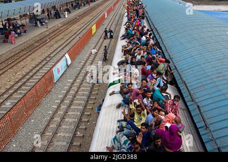 Dhaka, Bangladesch. 9.. Juli 2022. Urlauber aus Bangladesch fahren mit überfüllten Zügen und riskieren ihr Leben, während sie vor dem größten muslimischen Fest, dem Opferfest Eid al-Adha, am Flughafenbahnhof in Dhaka, Bangladesch, nach Hause eilen, um mit ihren Familien zusammen zu sein. Tausende von Dhaka-Stadtbewohnern begannen, die Stadt in ihre Heimatstadt zu verlassen, um verzweifelt das Eid al-adha-Fest zu feiern. (Bild: © Joy Saha/ZUMA Press Wire) Stockfoto