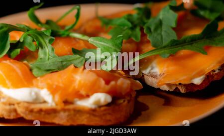 Brot mit Lachs und Käse Stockfoto