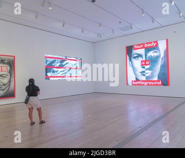 Los Angeles, CA, USA – 8. Juli 2022: Die Barbara Kruger Ausstellung im LACMA Museum in Los Angeles, CA. Stockfoto