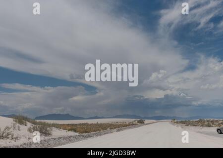 Wunderschöner blick auf die Gipsdüne im White Sands National Park, der während der Monsunsaison im Süden von New Mexico vor dramatischem Himmel liegt Stockfoto