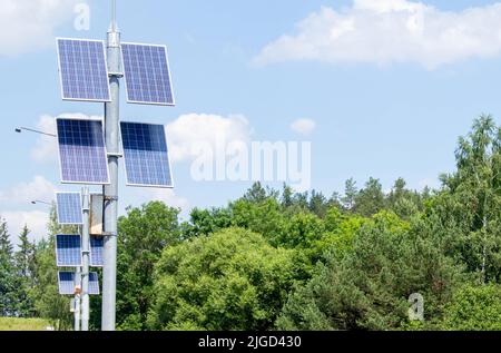 Nur-Sultan, Kasachstan - Oktober 2020. Photovoltaik-Solarzellen als erneuerbare Energiequelle. Zweckmäßige Dekoration auf der Straße. Umweltthema. G Stockfoto