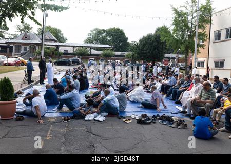 Plainfield, New Jersey, USA. 9.. Juli 2022. Muslime versammeln sich für Eid al-Adha im Plainfield Center of Islamic Enlightenment in Plainfield, New Jersey. Eid al-Adha ist der zweite und größere der beiden wichtigsten Feiertage, die im Islam gefeiert werden. Es ehrt die Bereitschaft von Ibrahim, seinen Sohn Ismail als einen Akt des Gehorsams gegenüber Allahs Befehl zu opfern. (Bild: © Brian Branch Price/ZUMA Press Wire) Stockfoto