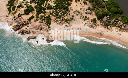 Fischerboote am Sandstrand. Tropische Strandlandschaft. Sri Lanka. Stockfoto