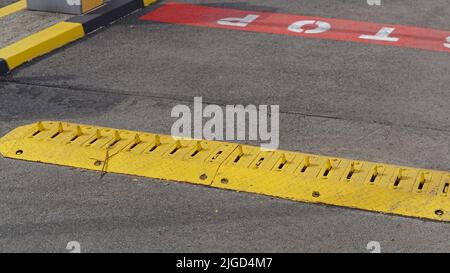 In die eine Richtung, gelbe Verkehrsspitzen am Ausgang des Parkplatzes Stockfoto