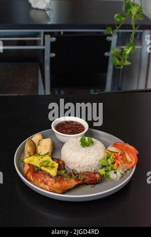 Typisch costaricanischer Casado mit Reis und Bohnen, Salat, Fleisch Stockfoto