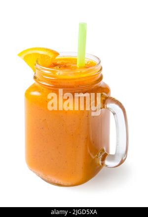 Mango-Orange-Banane und Kiwi-Smoothie in einem Glasglas mit einer orangefarbenen Scheibe. Isoliert auf weißem Hintergrund. Stockfoto