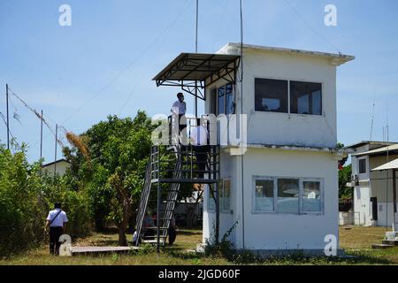 Buleleng, September 2 2022: Aussichtsturm auf einem kleinen Flughafen in Buleleng, Nord-Bali. An dieser Stelle gibt ATC die Kontrolle über Flugzeuge, die sich bei LT. Col. Wis bewegen Stockfoto