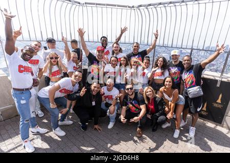 New York, USA. 09.. Juli 2022. Mitglieder der Besetzung der Netflix Docuseries jubeln am 9. Juli 2022 auf der Aussichtsplattform des Empire State Building in New York auf. (Foto von Lev Radin/Sipa USA) Quelle: SIPA USA/Alamy Live News Stockfoto