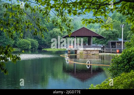 Sommerabendkonzert im Vogel State Park's Lake Trahlyta Pavilion in den Blue Ridge Mountains in Nordgeorgien. (USA) Stockfoto