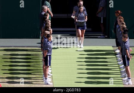 London, Großbritannien. 9.. Juli 2022. Das Foto vom 9. Juli 2022 zeigt die Preisverleihung nach dem Finale der Frauen-Einzel zwischen Elena Rybakina aus Kasachstan und Ons Jabeur aus Tunesien bei der Wimbledon Tennis Championship in London, Großbritannien. Kredit: Li Ying/Xinhua/Alamy Live Nachrichten Stockfoto