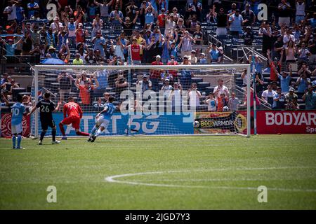 NEW YORK, NY - 9. JULI: Valentin Castellanos punktet mit einem Elfmeterstoß für den NYC FC in der ersten Hälfte ihres Spiels gegen New England Revolutionen am 9. Juli 2022 im Yankee Stadium in New York, NY, USA. (Foto von Matt Davies/PxImages) Credit: Px Images/Alamy Live News Stockfoto