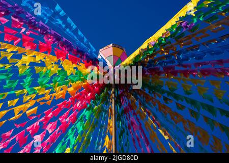 Bunte Fahnen und dekorativer Ballon der Festa Junina in brasilien Stockfoto