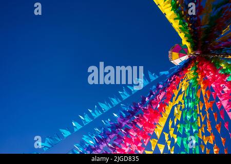 Bunte Fahnen und dekorativer Ballon der Festa Junina in brasilien Stockfoto