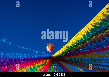 Bunte Fahnen und dekorativer Ballon der Festa Junina in brasilien Stockfoto