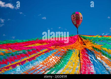 Bunte Fahnen und dekorativer Ballon der Festa Junina in brasilien Stockfoto