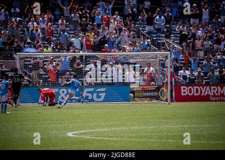 9. Juli 2022, New York, NY, New York, NY, USA: NEW YORK, NY - 9. JULI: Valentin Castellanos punktet mit einem Elfmeterstoß für den NYC FC in der ersten Hälfte ihres Spiels gegen New England Revolutionen am 9. Juli 2022 im Yankee Stadium in New York, NY, USA. (Bild: © Matt Davies/PX Imagens via ZUMA Press Wire) Stockfoto