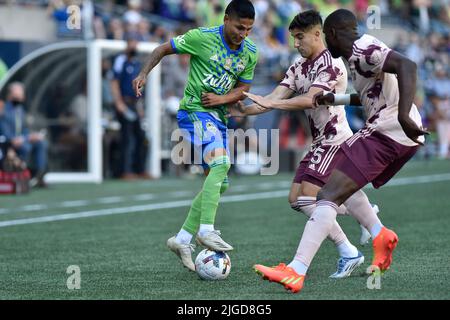 Seattle, WA, USA. 09.. Juli 2022. Der Seattle Sounders-Stürmer Paul Ruidaz übernimmt den Ball während des MLS-Fußballmatches zwischen den Portland Timbers und dem Seattle Sounders FC im Lumen Field in Seattle, WA. Portland besiegte Seattle 3-0. Steve Faber/CSM/Alamy Live News Stockfoto
