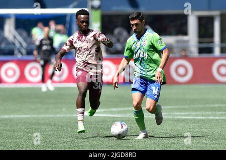 Seattle, WA, USA. 09.. Juli 2022. Seattle Sounders Mittelfeldspieler Alexander Roldan und Portland Timbers Mittelfeldspieler Santiago Moreno während des MLS Fußballmatches zwischen den Portland Timbers und dem Seattle Sounders FC im Lumen Field in Seattle, WA. Steve Faber/CSM/Alamy Live News Stockfoto