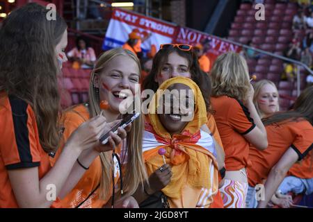 Sheffield, Großbritannien. 9.. Juli 2022. Unterstützer (Niederlande Women) während des UEFA Women s Euro England 2022-Spiels zwischen den Niederlanden 0-0 Schweden im Bramall Lane Stadium am 9. Juli 2022 in Sheffield, England. Quelle: Maurizio Borsari/AFLO/Alamy Live News Stockfoto