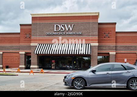 Houston, Texas USA 12-05-2021: DSW Designer Shoe Warehouse Gebäude außen und Parkplatz in Houston, TX. Stockfoto