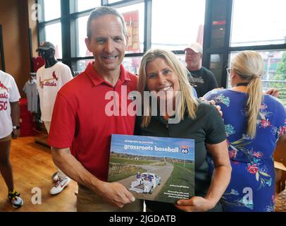 St. Louis, Usa. 09.. Juli 2022. Jeff Idelson, ehemaliger Präsident der National Baseball Hall of Fame und Fotograf Jean Fruth, zeigt am Samstag, dem 9. Juli 2022, während einer Unterzeichnung im Busch Stadium in St. Louis ihr neues Buch, Grassroots Baseball, vor. Das Buch feiert den Baseballball in kleinen Städten und Großstädten entlang des historischen Highway 66, von Chicago bis Los Angeles. Foto von Bill Greenblatt/UPI Credit: UPI/Alamy Live News Stockfoto