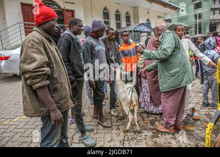 Ein Geschäftsmann wartet auf Kunden auf einem temporären, zweitägigen Ziegenmarkt entlang der Muratina Street in Eastleigh, jede Ziege wird zwischen $60 und $140 verkauft, während Muslime sich darauf vorbereiten, Eid al-Adha in Nairobi zu feiern. Eid al-Adha, der zweite und größte der beiden wichtigsten Feiertage, die im Islam gefeiert werden, beginnt am Abend des 9. Juli und endet am Abend des 10. Juli 2022 in Nairobi. Diese Tradition beinhaltet die Schlachtung eines Tieres und die Aufteilung des Fleisches in drei gleiche Teile - für die Familie, für Verwandte und Freunde und für arme Menschen. Stockfoto