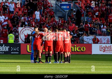 Toronto, Ontario, Kanada. 9.. Juli 2022. Spieler des FC Toronto huddeln vor dem MLS-Spiel zwischen dem FC Toronto und den Erdbeben von San Jose im BMO-Feld in Toronto (Bildquelle: © Angel Marchini/ZUMA Press Wire) Bildquelle: ZUMA Press, Inc./Alamy Live News Stockfoto