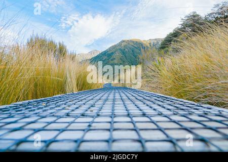 Holzboardwalk, die durch niedrige Bergvegetation in Arthur's Pass führt., Südinsel Neuseeland. Stockfoto