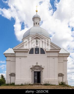 Mikulov-Kapelle auf dem Heiligen Berg. Weiße Kapelle Mikulov, Tschechische Republik. Panorama. Stockfoto