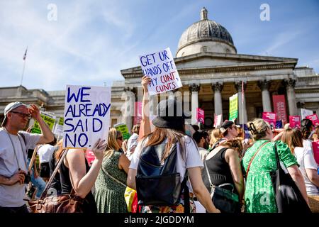 London, Großbritannien. 09.. Juli 2022. Die Demonstranten halten während der Demonstration Plakate, auf denen ihre Meinung zum Ausdruck kommt. Feministinnen und Demonstranten, die sich für Abtreibungsrechte einsetzen, versammelten sich im Zentrum von London, um sich solidarisch mit den Frauen im Vereinigten Staat zu zeigen. Der Oberste Gerichtshof der USA hat kürzlich Roe v. Wade, die bahnbrechende Entscheidung des Obersten Gerichtshofs aus dem Jahr 1973, die das verfassungsmäßige Recht auf Abtreibung bestätigte, abgelehnt. Die Menge startete vom Trafalgar Square und marschierte zur Botschaft der Vereinigten Staaten von Amerika in London. (Foto von Hesther Ng/SOPA Images/Sipa USA) Quelle: SIPA USA/Alamy Live News Stockfoto