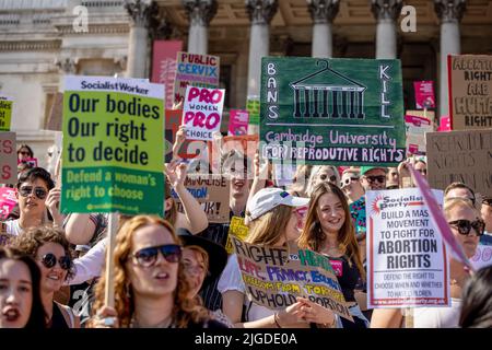 London, Großbritannien. 09.. Juli 2022. Die Demonstranten halten während der Demonstration Plakate, auf denen ihre Meinung zum Ausdruck kommt. Feministinnen und Demonstranten, die sich für Abtreibungsrechte einsetzen, versammelten sich im Zentrum von London, um sich solidarisch mit den Frauen im Vereinigten Staat zu zeigen. Der Oberste Gerichtshof der USA hat kürzlich Roe v. Wade, die bahnbrechende Entscheidung des Obersten Gerichtshofs aus dem Jahr 1973, die das verfassungsmäßige Recht auf Abtreibung bestätigte, abgelehnt. Die Menge startete vom Trafalgar Square und marschierte zur Botschaft der Vereinigten Staaten von Amerika in London. (Foto von Hesther Ng/SOPA Images/Sipa USA) Quelle: SIPA USA/Alamy Live News Stockfoto