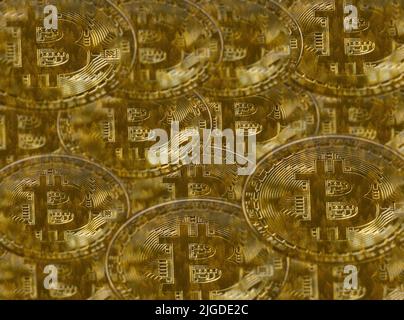 Modernes Gold. Konzeptuelles Bild eines Bündels Bitcoin vor einem goldenen Hintergrund. Stockfoto