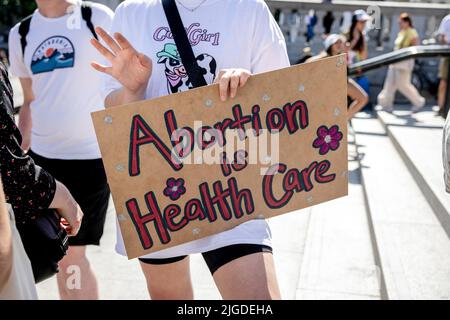 London, Großbritannien. 09.. Juli 2022. Die Demonstranten halten während der Demonstration Plakate, auf denen ihre Meinung zum Ausdruck kommt. Feministinnen und Demonstranten, die sich für Abtreibungsrechte einsetzen, versammelten sich im Zentrum von London, um sich solidarisch mit den Frauen im Vereinigten Staat zu zeigen. Der Oberste Gerichtshof der USA hat kürzlich Roe v. Wade, die bahnbrechende Entscheidung des Obersten Gerichtshofs aus dem Jahr 1973, die das verfassungsmäßige Recht auf Abtreibung bestätigte, abgelehnt. Die Menge startete vom Trafalgar Square und marschierte zur Botschaft der Vereinigten Staaten von Amerika in London. Kredit: SOPA Images Limited/Alamy Live Nachrichten Stockfoto