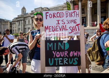 London, Großbritannien. 09.. Juli 2022. Die Demonstranten halten während der Demonstration Plakate, auf denen ihre Meinung zum Ausdruck kommt. Feministinnen und Demonstranten, die sich für Abtreibungsrechte einsetzen, versammelten sich im Zentrum von London, um sich solidarisch mit den Frauen im Vereinigten Staat zu zeigen. Der Oberste Gerichtshof der USA hat kürzlich Roe v. Wade, die bahnbrechende Entscheidung des Obersten Gerichtshofs aus dem Jahr 1973, die das verfassungsmäßige Recht auf Abtreibung bestätigte, abgelehnt. Die Menge startete vom Trafalgar Square und marschierte zur Botschaft der Vereinigten Staaten von Amerika in London. Kredit: SOPA Images Limited/Alamy Live Nachrichten Stockfoto