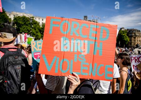 London, Großbritannien. 09.. Juli 2022. Die Demonstranten halten während der Demonstration Plakate, auf denen ihre Meinung zum Ausdruck kommt. Feministinnen und Demonstranten, die sich für Abtreibungsrechte einsetzen, versammelten sich im Zentrum von London, um sich solidarisch mit den Frauen im Vereinigten Staat zu zeigen. Der Oberste Gerichtshof der USA hat kürzlich Roe v. Wade, die bahnbrechende Entscheidung des Obersten Gerichtshofs aus dem Jahr 1973, die das verfassungsmäßige Recht auf Abtreibung bestätigte, abgelehnt. Die Menge startete vom Trafalgar Square und marschierte zur Botschaft der Vereinigten Staaten von Amerika in London. Kredit: SOPA Images Limited/Alamy Live Nachrichten Stockfoto