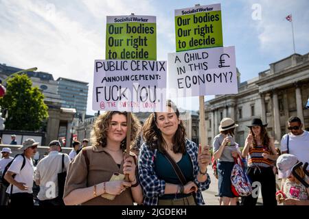 London, Großbritannien. 09.. Juli 2022. Die Demonstranten halten während der Demonstration Plakate, auf denen ihre Meinung zum Ausdruck kommt. Feministinnen und Demonstranten, die sich für Abtreibungsrechte einsetzen, versammelten sich im Zentrum von London, um sich solidarisch mit den Frauen im Vereinigten Staat zu zeigen. Der Oberste Gerichtshof der USA hat kürzlich Roe v. Wade, die bahnbrechende Entscheidung des Obersten Gerichtshofs aus dem Jahr 1973, die das verfassungsmäßige Recht auf Abtreibung bestätigte, abgelehnt. Die Menge startete vom Trafalgar Square und marschierte zur Botschaft der Vereinigten Staaten von Amerika in London. Kredit: SOPA Images Limited/Alamy Live Nachrichten Stockfoto