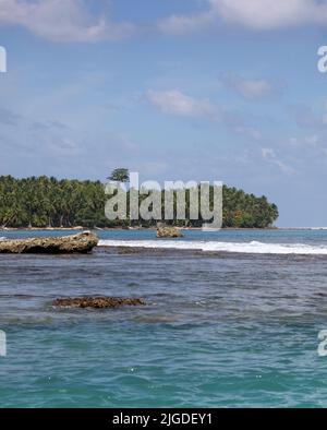 Tropische Strandszene - Mentawai Islands Indonesia in dieser abgelegenen Gegend Indonesiens gibt es einige wunderschöne Strände und einige der besten Surf Breaks Stockfoto