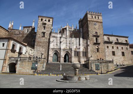 Das historische 'Real Monasterio De Santa Maria' in Guadalupe Extremedura Spanien. Dieses Kloster ist ein UNESCO-Weltkulturerbe und stammt aus dem Jahr 1340. Stockfoto