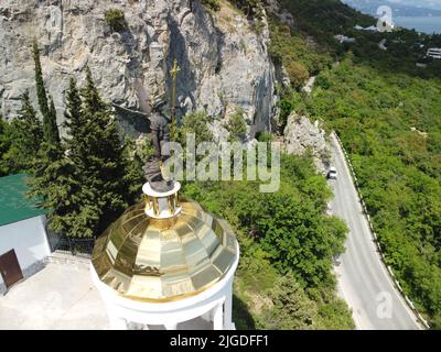 Statue des heiligen Erzengels Michael auf dem Kiosk in Oreanda. Die Südküste Krim. Luftaufnahme Stockfoto