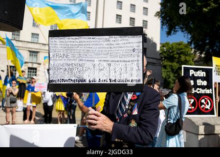 London, Großbritannien. 09.. Juli 2022. Ein ukrainischer Protestler hält während der Kundgebung vor der Downing Street ein Plakat. Ukrainer und ihre Anhänger versammeln sich wöchentlich vor der Downing Street, um die britische Regierung zu fordern, die ukrainische Militärmacht weiterhin zu unterstützen. Kredit: SOPA Images Limited/Alamy Live Nachrichten Stockfoto