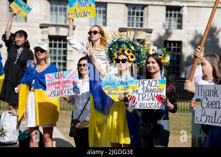 London, Großbritannien. 09.. Juli 2022. Ukrainer und ihre Demonstranten halten während der Kundgebung vor der Downing Street Plakate. Ukrainer und ihre Anhänger versammeln sich wöchentlich vor der Downing Street, um die britische Regierung zu fordern, die ukrainische Militärmacht weiterhin zu unterstützen. Kredit: SOPA Images Limited/Alamy Live Nachrichten Stockfoto
