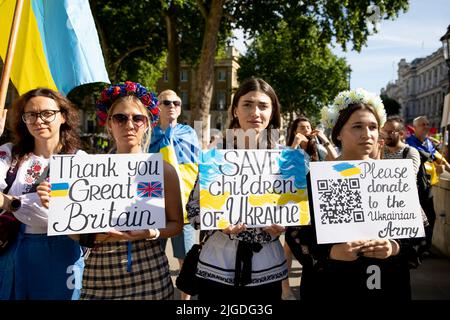 London, Großbritannien. 09.. Juli 2022. Ukrainer und ihre Demonstranten halten während der Kundgebung vor der Downing Street Plakate. Ukrainer und ihre Anhänger versammeln sich wöchentlich vor der Downing Street, um die britische Regierung zu fordern, die ukrainische Militärmacht weiterhin zu unterstützen. Kredit: SOPA Images Limited/Alamy Live Nachrichten Stockfoto