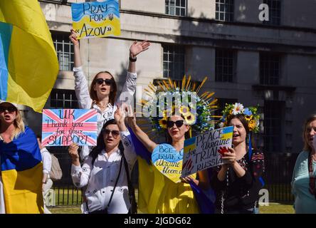 London, Großbritannien. 09.. Juli 2022. Frauen mit traditionellen floralen Kopfbedeckungen halten während der Demonstration Plakate zur Unterstützung der Ukraine. Während des Krieges versammelten sich Demonstranten vor der Downing Street zur Unterstützung der Ukraine. Kredit: SOPA Images Limited/Alamy Live Nachrichten Stockfoto