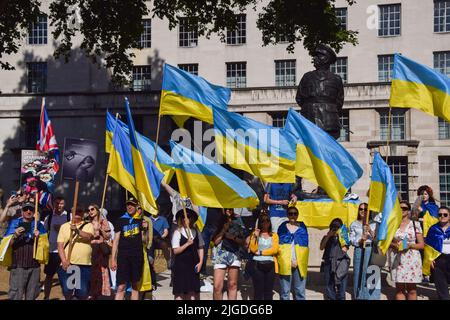 London, Großbritannien. 09.. Juli 2022. Demonstranten halten ukrainische Flaggen während der Demonstration. Während des Krieges versammelten sich Demonstranten vor der Downing Street zur Unterstützung der Ukraine. Kredit: SOPA Images Limited/Alamy Live Nachrichten Stockfoto