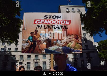 London, Großbritannien. 09.. Juli 2022. Ein Protestler hält während der Demonstration ein Plakat mit dem Titel „Stoppt den Völkermord in der Ukraine“. Während des Krieges versammelten sich Demonstranten vor der Downing Street zur Unterstützung der Ukraine. Kredit: SOPA Images Limited/Alamy Live Nachrichten Stockfoto